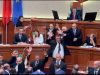 Mbyllet me tensione seanca/ PS miraton ligjet, PD bojkoton votimin dhe protestuesit godasin me vezë makinat e deputetëve