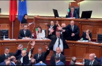 Mbyllet me tensione seanca/ PS miraton ligjet, PD bojkoton votimin dhe protestuesit godasin me vezë makinat e deputetëve