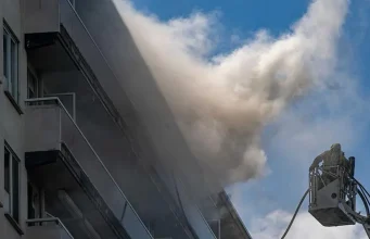 Zjarr tragjik në Belgjikë, 6 viktima/ Flakët përfshijnë një pallat 10-katësh në Antverp, dhjetëra banorë evakuohen
