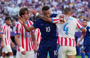 Mbappé vendos, por skandali shpërthen pas ndeshjes! Franca kalon mes akuzave për lojën “e pistë” të Paraguait