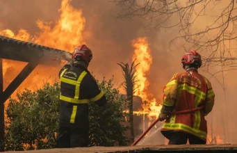 250 mijë të evakuuar nga flakët/ Zjarret përfshijnë Francën dhe Spanjën, era dhe temperaturat e larta vështirësojnë shuarjen