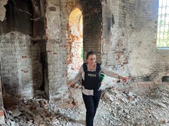 Anila Hoxha: Nëna me 3 fëmijë në burg. Gazetarja denoncon rastin e një 34-vjeçareje të arrestuar në Rinas për të vuajtur dy muaj burg, ndërsa ngre pikëpyetje mbi zbatimin e ligjit të amnistisë.