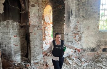 Anila Hoxha: Nëna me 3 fëmijë në burg. Gazetarja denoncon rastin e një 34-vjeçareje të arrestuar në Rinas për të vuajtur dy muaj burg, ndërsa ngre pikëpyetje mbi zbatimin e ligjit të amnistisë.