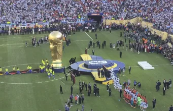 Spanja ngre Kupën e Botës! Trump dhe Infantino dorëzojnë trofeun, Messi largohet mes lotëve