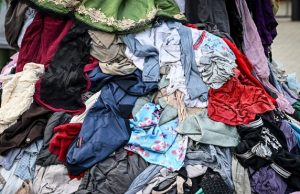 BE ndalon shkatërrimin e rrobave të pashitura, hyjnë në fuqi rregullat e reja. Nga 19 korriku, produktet do të duhet të riciklohen, dhurohen ose ripërdoren.