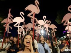 Reporter.al: “Revolucioni i Flamingove” po krijon një kulturë të re proteste në Shqipëri
