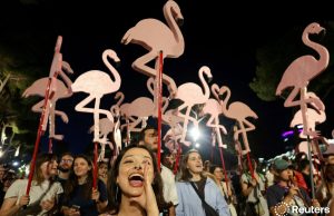 Reporter.al: “Revolucioni i Flamingove” po krijon një kulturë të re proteste në Shqipëri