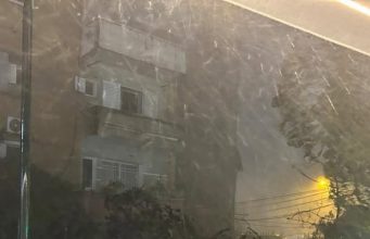 Video/ Stuhia godet Shqipërinë, rrëzohen pemë dhe dëmtohen automjete