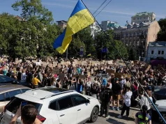 Protesta në Ukrainë kundër Zelenskyt, qytetarët kundërshtojnë shkarkimin e ministrit të Mbrojtjes