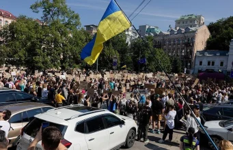 Protesta në Ukrainë kundër Zelenskyt, qytetarët kundërshtojnë shkarkimin e ministrit të Mbrojtjes