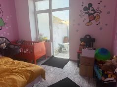 Lirohet 34-vjeçarja nga Pojska/ Gjykata pezullon ekzekutimin e dënimit, të nënës që ishte në burg me foshnjën