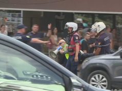 Policia shoqëron organizatorin e protestës/ Arben Kola tërhiqet zvarrë nga efektivët gjatë tubimit para Parlamentit