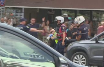 Policia shoqëron organizatorin e protestës/ Arben Kola tërhiqet zvarrë nga efektivët gjatë tubimit para Parlamentit