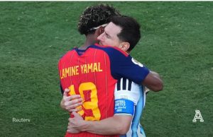 Përqafimi që preku botën, Yamal dhe Messi simbolizojnë kalimin e një epoke. Por meme-t nuk e falin…(Video)