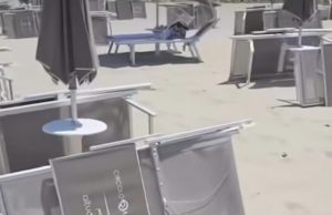 Shezlongët e zhdukur në Reggio Emilia gjenden në Kepin e Rodonit pas denoncimit të një turisteje.