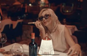Mimoza Ahmeti thyen edhe një tabu tjetër tani/ Nga poezia te ritmet urbane surprizon me “Lule Mimoza”, bashkëpunimin me DJ Bujakën që pritet të ndezë verën.