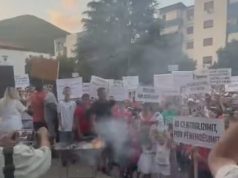 Protestë në Poliçan kundër reformës territoriale, digjen teserat e PS-së