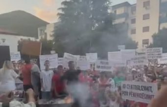 Protestë në Poliçan kundër reformës territoriale, digjen teserat e PS-së
