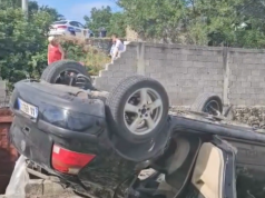 Aksident i rëndë në Kukës, makina përfundon mbi çatinë e një banese, tre të plagosur