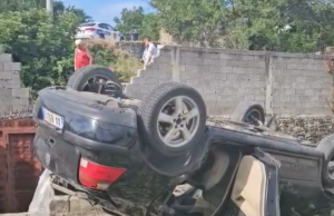 Aksident i rëndë në Kukës, makina përfundon mbi çatinë e një banese, tre të plagosur