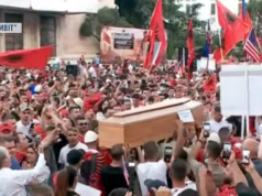 I çojnë xhenazenë te dera për ditëlindje. Protestuesit: arkivoli politik i Ramës