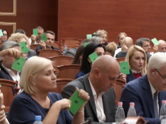 Peleshi mbyll seancën pas bllokimit të Foltores: Kuvendi nuk funksionon nën presion