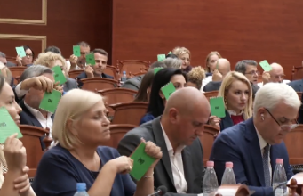 Peleshi mbyll seancën pas bllokimit të Foltores: Kuvendi nuk funksionon nën presion
