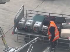 Punonjësi i aeroportit në Athinë prek zemrat me kujdesin ndaj kafshëve të shpëtuara