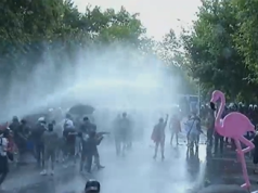 Protestuesit u përplasën me Policinë para nisjes së seancës plenare. Një efektiv mbeti i plagosur, ndërsa Balla e cilësoi ngjarjen “terrorizëm”.