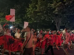 Mbyllet protesta e 37-të në Tiranë, pas fjalimeve qytetarët marshojnë në kryeqytet