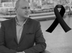 Përcillet në banesën e fundit gazetari Enrik Mehmeti, lamtumirë mes dhimbjes në Vlorë