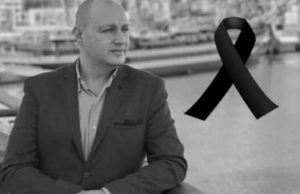 Përcillet në banesën e fundit gazetari Enrik Mehmeti, lamtumirë mes dhimbjes në Vlorë
