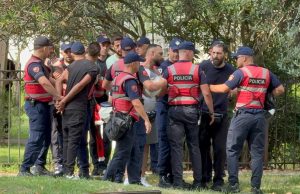 Tensione te Kuvendi/ Shoqërohet aktivisti Gent Progni, protestuesit hedhin miell ndaj makinës së Peleshit