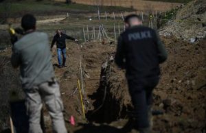 Dyshime për varrezë masive në Zubin Potok/ Kurti: Mbetjet mortore mund t’u përkasin 23 intelektualëve të zhdukur të Mitrovicës