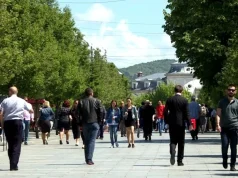 Alarm në Kosovë: Djemtë po braktisin universitetet, ekspertët paralajmërojnë mungesë kuadrosh