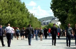 Alarm në Kosovë: Djemtë po braktisin universitetet, ekspertët paralajmërojnë mungesë kuadrosh