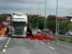 Kamionit i bien arkat me pije, bllokohet përkohësisht qarkullimi
