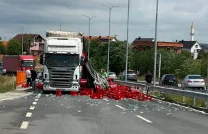 Kamionit i bien arkat me pije, bllokohet përkohësisht qarkullimi