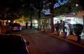 Plumba në verandën e një lokali në Elbasan, plagosen tre persona