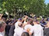 Tensionet te Kuvendi, përplasje me policinë/ Plagosen 3 efektivë, protestuesit çajnë gardhin metalik