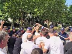Tensionet te Kuvendi, përplasje me policinë/ Plagosen 3 efektivë, protestuesit çajnë gardhin metalik