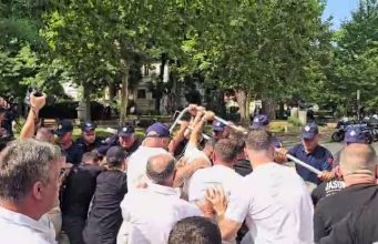 Tensionet te Kuvendi, përplasje me policinë/ Plagosen 3 efektivë, protestuesit çajnë gardhin metalik