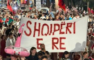Protestuesit marshojnë drejt Prokurorisë, thirrje: “Lironi çunat”, “Arrestoni Ballukun”
