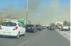 Zjarr i madh në Shkozet, bllokohet trafiku dhe Durrësi mbetet pa energji
