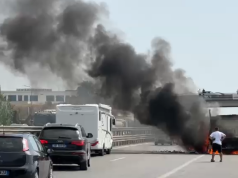 Kamioni shpërthen në flakë pranë Laçit, tymi i zi “pushton” rrugën