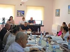 “Turp nëse votohet”/ Poliçani kundër shkrirjes me Beratin, 15 këshilltarë kërcënojnë me dorëheqje