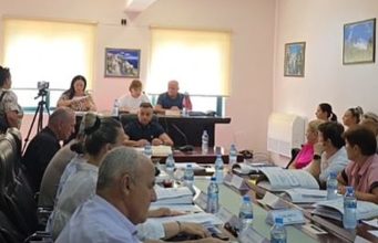“Turp nëse votohet”/ Poliçani kundër shkrirjes me Beratin, 15 këshilltarë kërcënojnë me dorëheqje