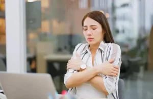 Nga 38 gradë jashtë në 20 brenda/ Çfarë i ndodh trupit nga kondicioneri dhe ndryshimet e forta të temperaturës