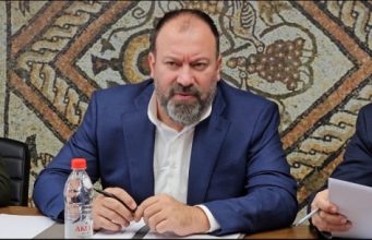Mazniku: Reforma territoriale vendoset në Kuvend, jo me protesta. Bashkëkryetari socialist i reformës rrëzon idenë e referendumit dhe thotë se debati do të zhvillohet në Parlament.