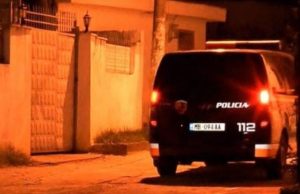 Krim i rëndë në familje. Nëna dhe babai masakrohen me sqepar nga i biri në një fshat të Lushnjës